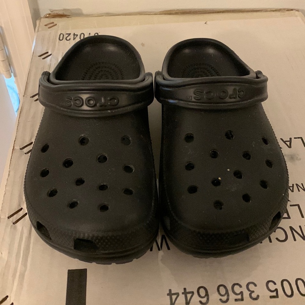 Crocs size 8 women’s 6 men’s black